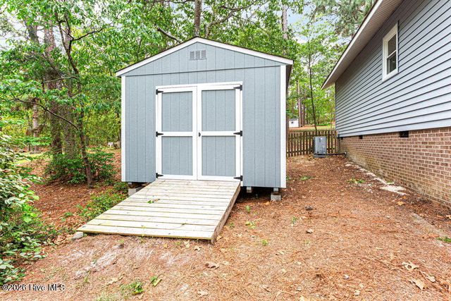 420 E Hedgelawn Way, Southern Pines, NC 28387