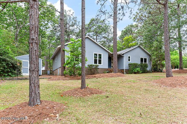 420 E Hedgelawn Way, Southern Pines, NC 28387