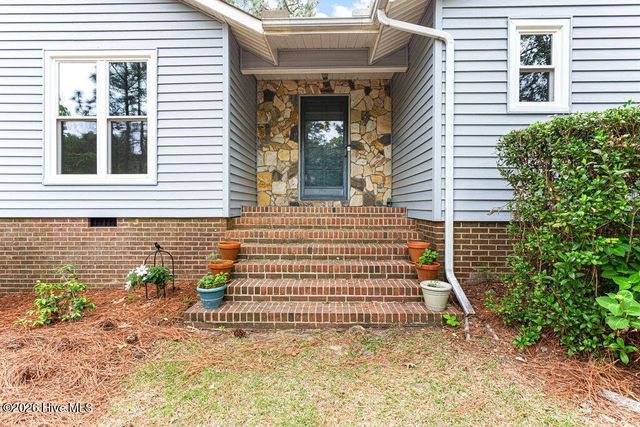 420 E Hedgelawn Way, Southern Pines, NC 28387