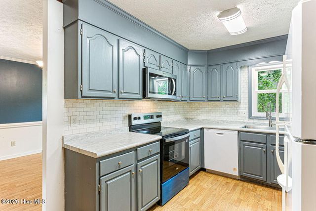 420 E Hedgelawn Way, Southern Pines, NC 28387