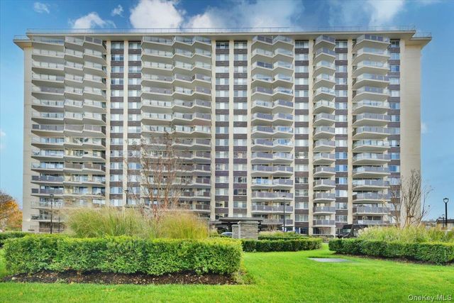 18-15 215 2G, Bayside, NY 11360