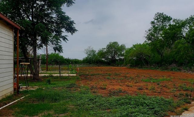 1121 N Oak, Pearsall, TX 78061