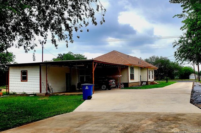 1121 N Oak, Pearsall, TX 78061