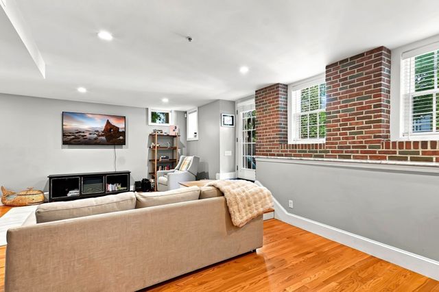 221 Worcester Lane 6, Waltham, MA 02451