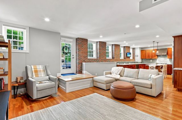 221 Worcester Lane 6, Waltham, MA 02451
