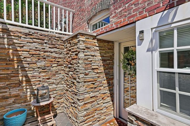221 Worcester Lane 6, Waltham, MA 02451
