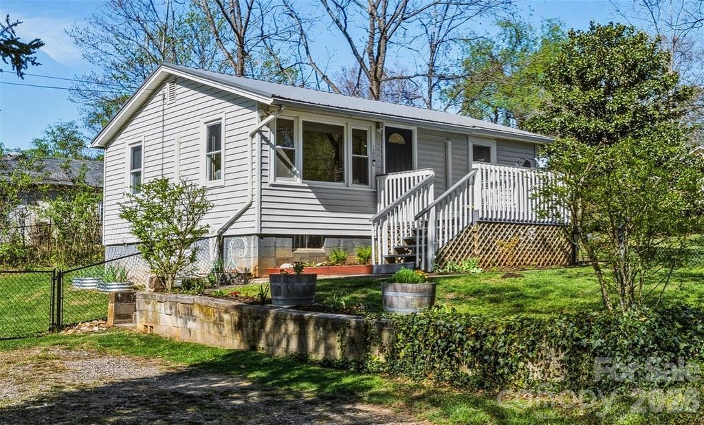 125 Lower Edgewood Road, Candler, NC 28715