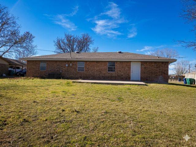 305 Sierra Vista Drive, Chico, TX 76431