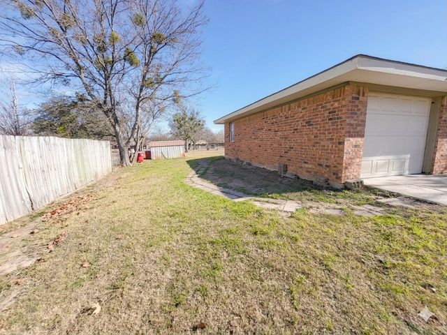 305 Sierra Vista Drive, Chico, TX 76431