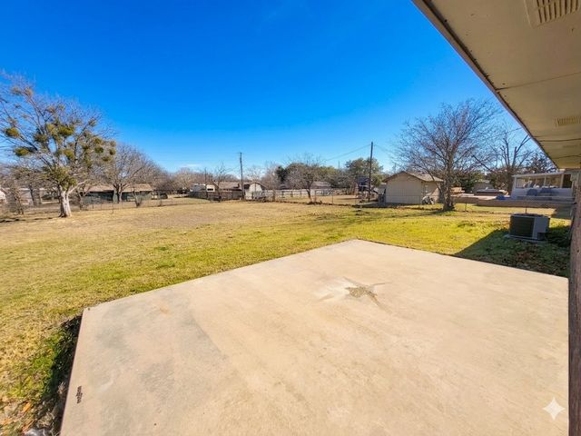 305 Sierra Vista Drive, Chico, TX 76431
