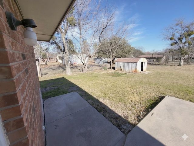 305 Sierra Vista Drive, Chico, TX 76431