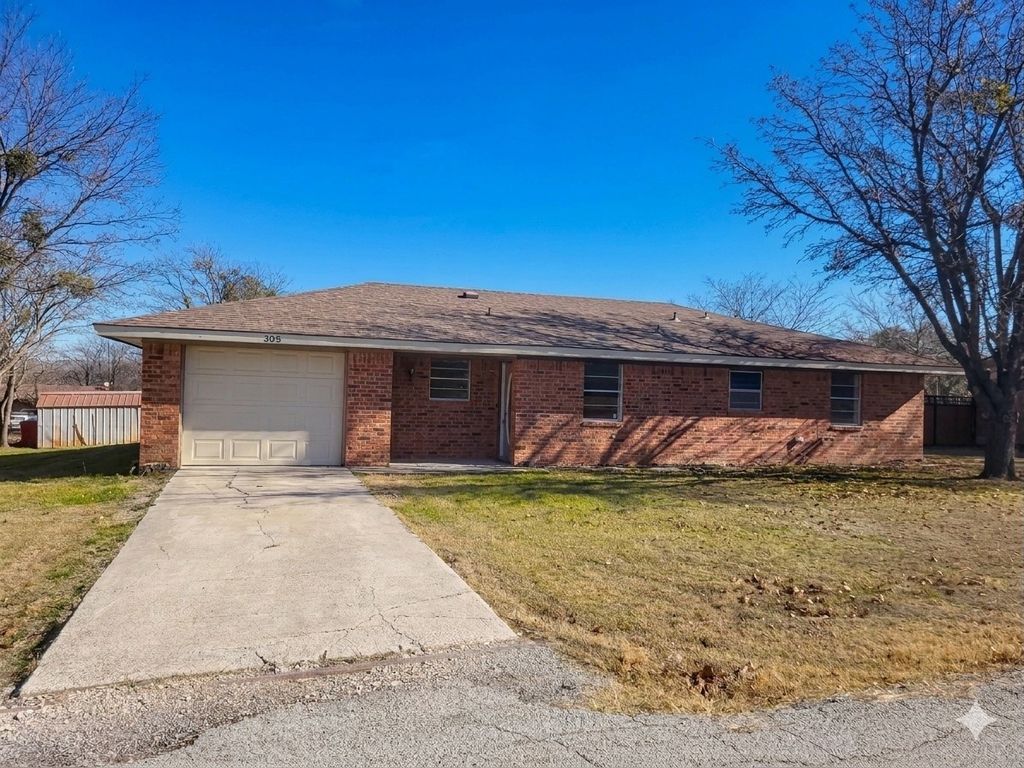 305 Sierra Vista Drive, Chico, TX 76431