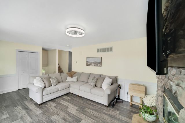 9 Hickory Drive, Hobart, IN 46342