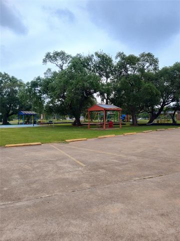 211 Oak Creek Drive, Oyster Creek, TX 77541