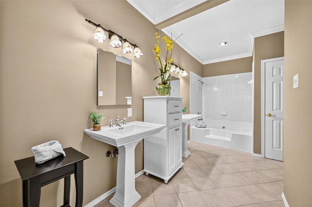 404 Wilcrest Drive 404, Houston, TX 77042