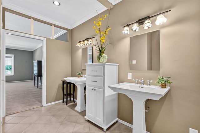 404 Wilcrest Drive 404, Houston, TX 77042