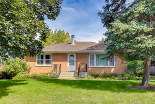 927 Half Day Road, Highland Park, IL 60035
