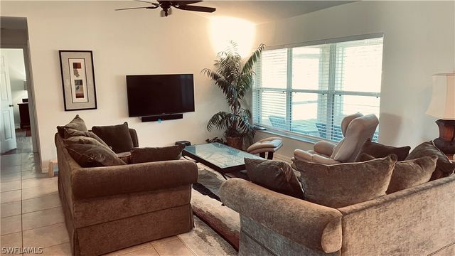 8041 Liriope LOOP, Lehigh Acres, FL 33972