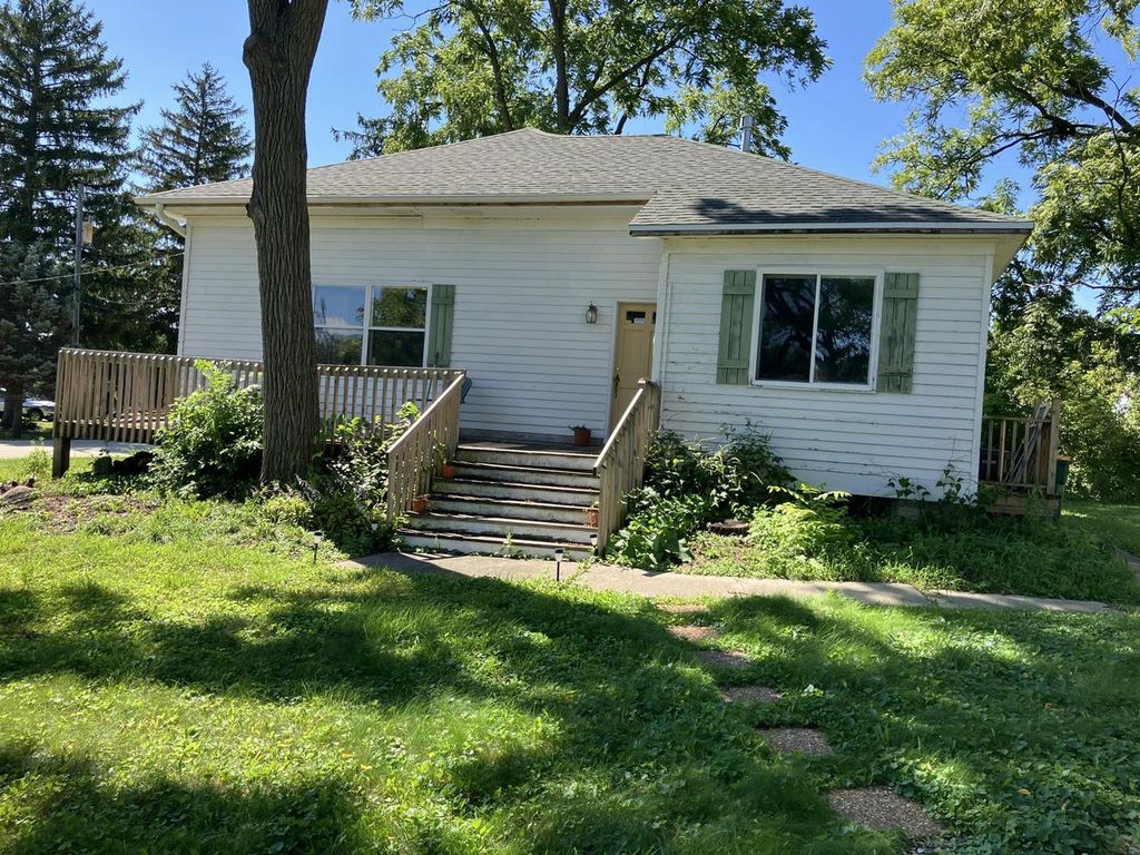 10400 W Parnell AVENUE, Hales Corners, WI 53130