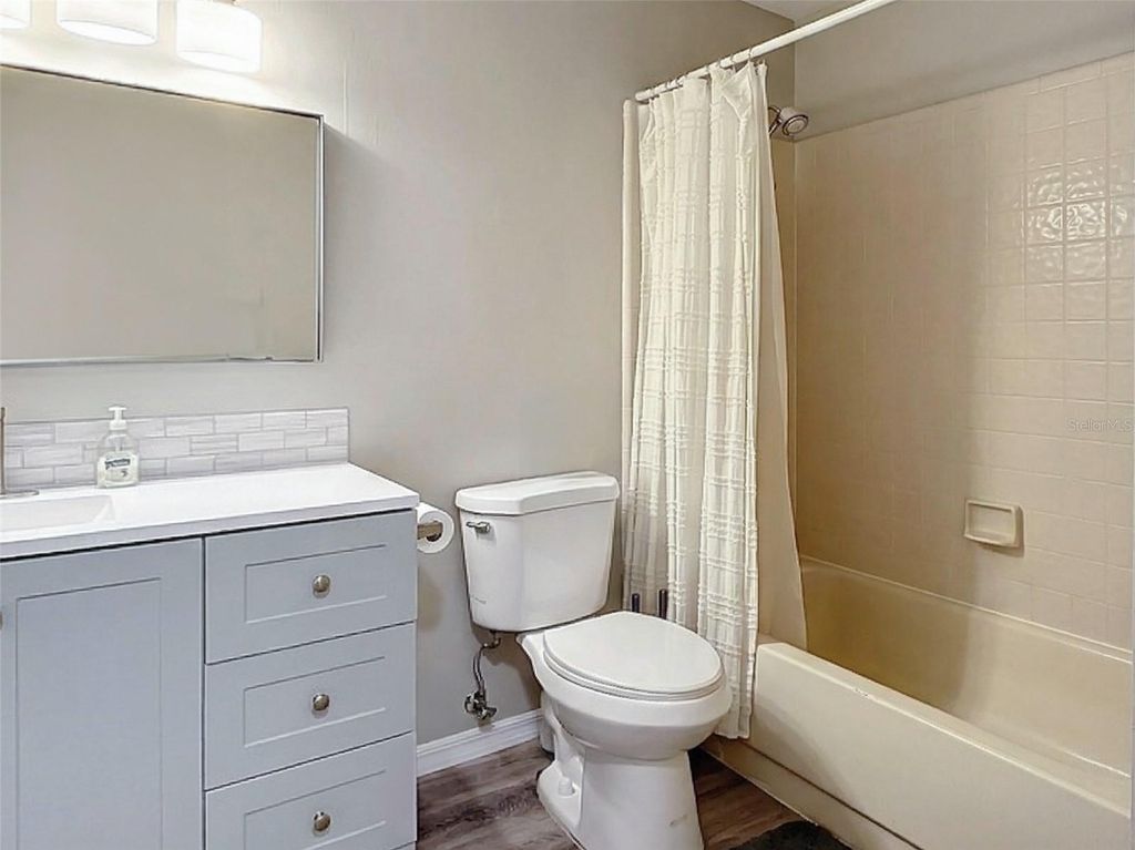 Image 19 of property listing at 4019 NW 17TH TERRACE, Gainesville, FL 32605