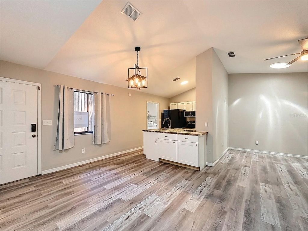 Image 7 of property listing at 4019 NW 17TH TERRACE, Gainesville, FL 32605