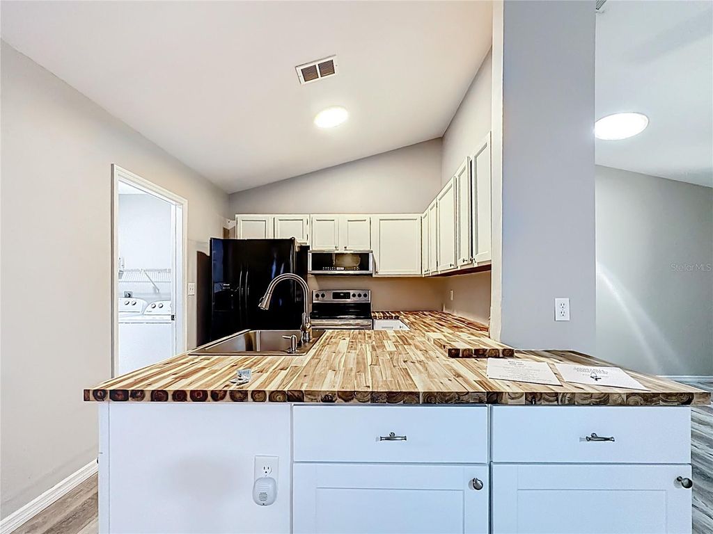 Image 9 of property listing at 4019 NW 17TH TERRACE, Gainesville, FL 32605