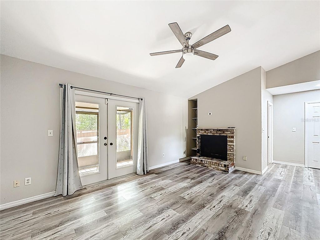 Image 10 of property listing at 4019 NW 17TH TERRACE, Gainesville, FL 32605