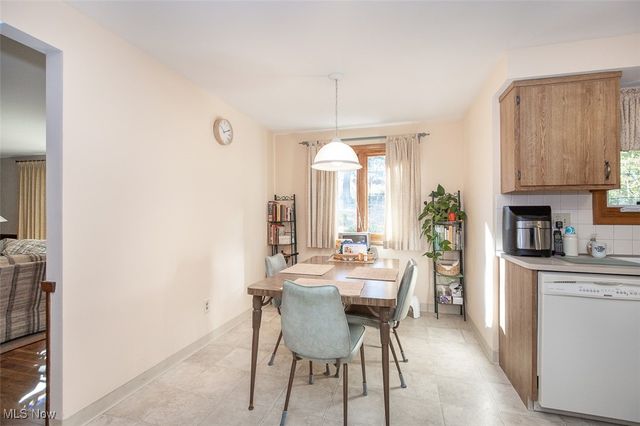 8501 Pin Oak Drive, Parma, OH 44130