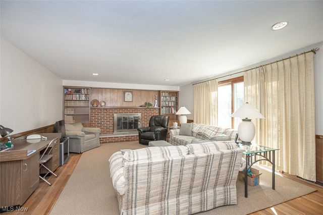 8501 Pin Oak Drive, Parma, OH 44130