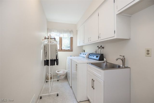 8501 Pin Oak Drive, Parma, OH 44130