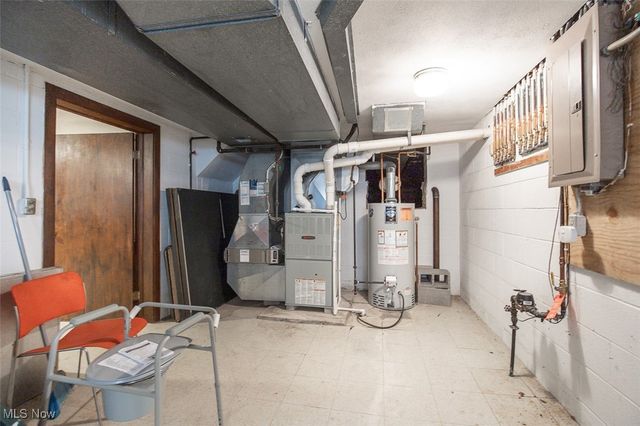 8501 Pin Oak Drive, Parma, OH 44130