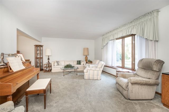 8501 Pin Oak Drive, Parma, OH 44130