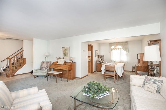 8501 Pin Oak Drive, Parma, OH 44130