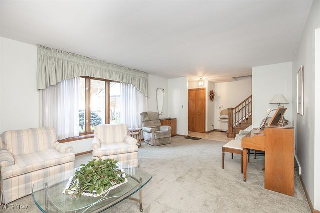 8501 Pin Oak Drive, Parma, OH 44130