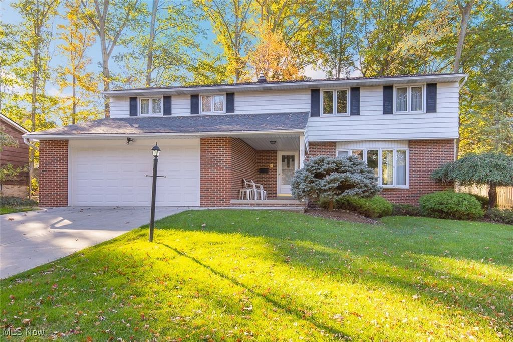 8501 Pin Oak Drive, Parma, OH 44130