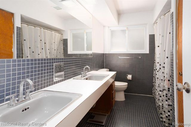 32484 Chesterbrook Street, Farmington Hills, MI 48334