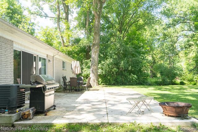 32484 Chesterbrook Street, Farmington Hills, MI 48334