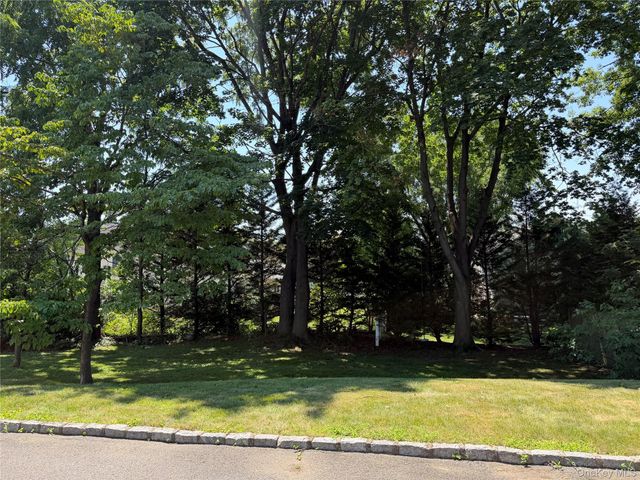 13 Walnut Street, Glen Head, NY 11545