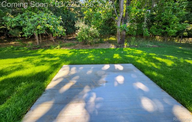 295 Whispering Pines Drive 13, Fenton, MI 48430