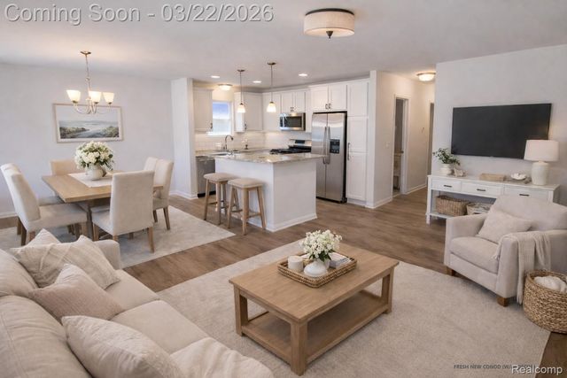 295 Whispering Pines Drive 13, Fenton, MI 48430