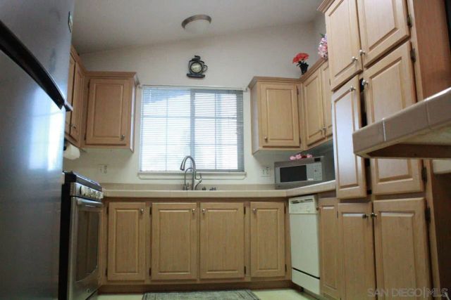 400 N Melrose 33, Vista, CA 92083