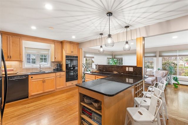 7 Meadowbrook Drive, Barrington, RI 02806