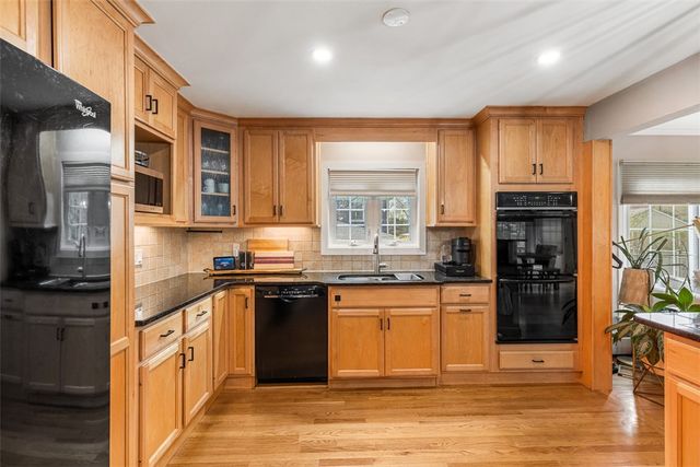 7 Meadowbrook Drive, Barrington, RI 02806