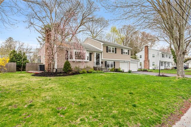 7 Meadowbrook Drive, Barrington, RI 02806