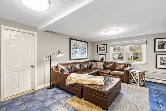 7 Meadowbrook Drive, Barrington, RI 02806