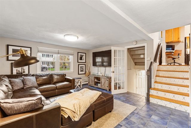 7 Meadowbrook Drive, Barrington, RI 02806