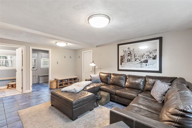 7 Meadowbrook Drive, Barrington, RI 02806
