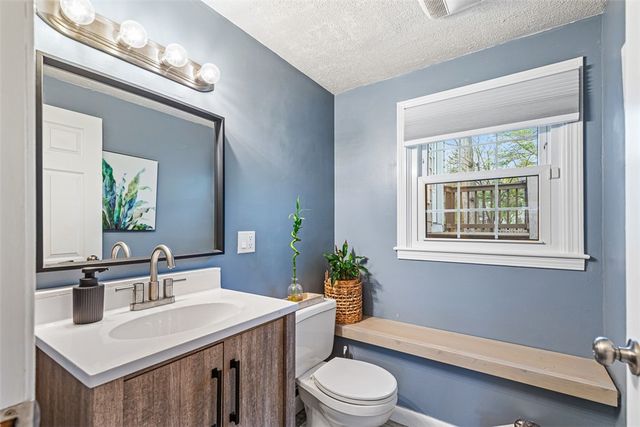 7 Meadowbrook Drive, Barrington, RI 02806