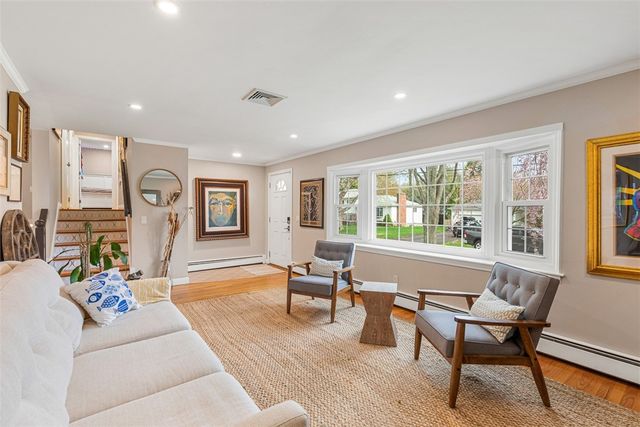 7 Meadowbrook Drive, Barrington, RI 02806