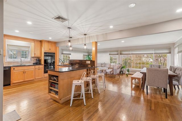 7 Meadowbrook Drive, Barrington, RI 02806